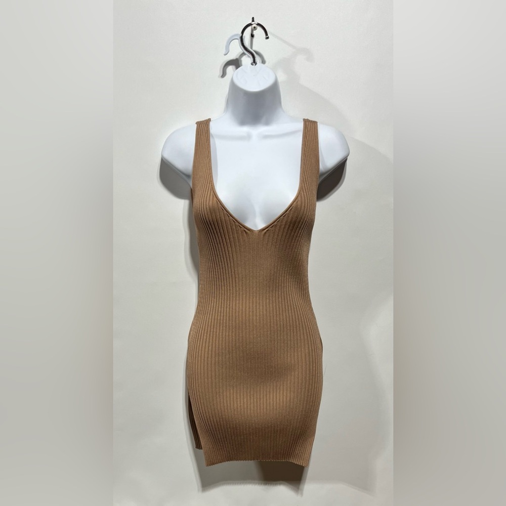 Babaton‎ Deep V-Neck Tan Ribbed BodyCon Mini Dress By Aritzia Size Small